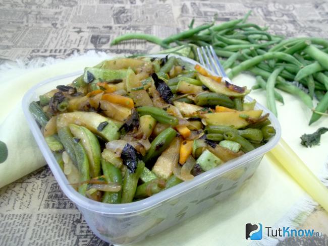 Готовая тушеная спаржевая фасоль с кабачками, морковью и луком