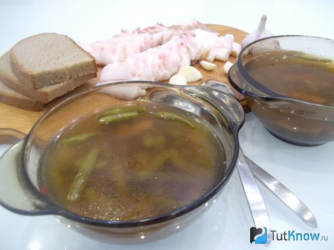 Готовый суп со спаржей на мясном бульоне