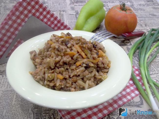 Готовый тушеный рис с фаршем и овощами