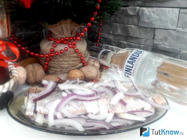 Готовая закуска из соленой селедки с луком