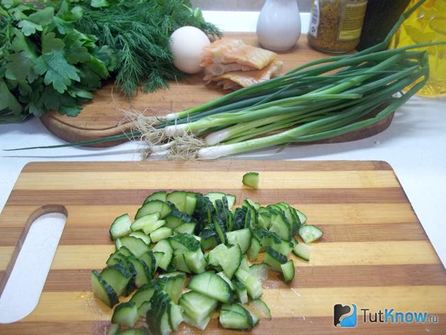 Огурцы нарезана полукольцами