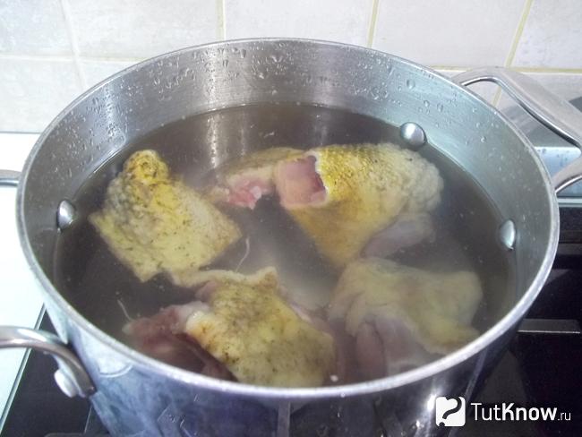 Утка залита водой и отпарвлена на плиту вариться