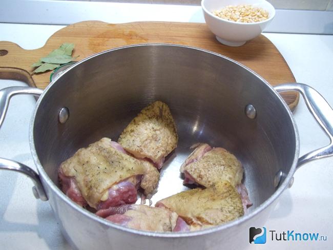Утка нарезана кусочками и сложена в кастрюлю