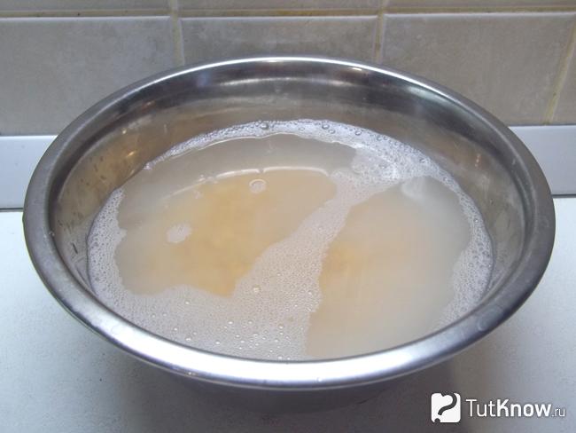 Горох залит водой