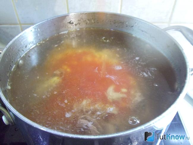 В кастрюлю добавлена суповая заправка