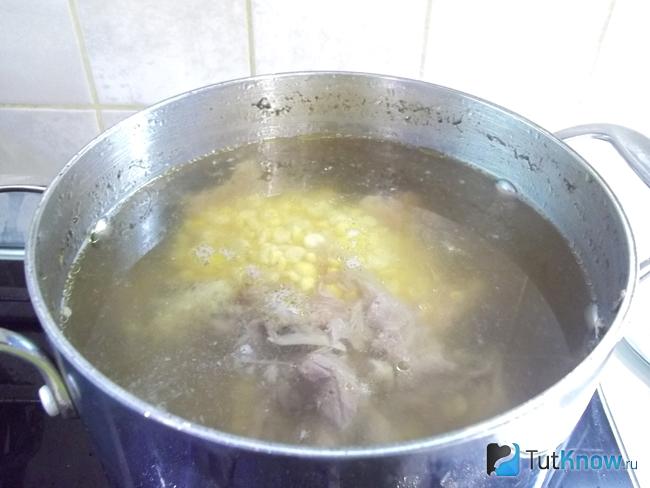 Горох отпарвлен в кастрюлю с бульном и уткой
