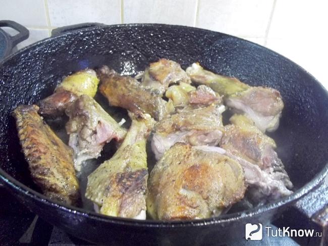 Утка жарится до румяной корочки