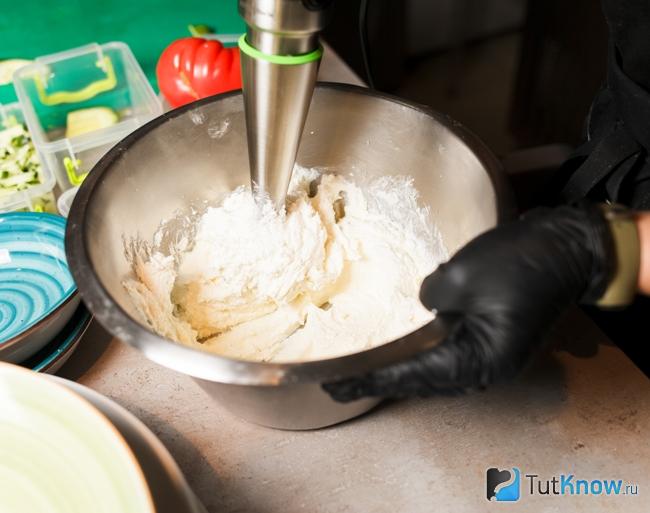 Приготовление оладий с сыром
