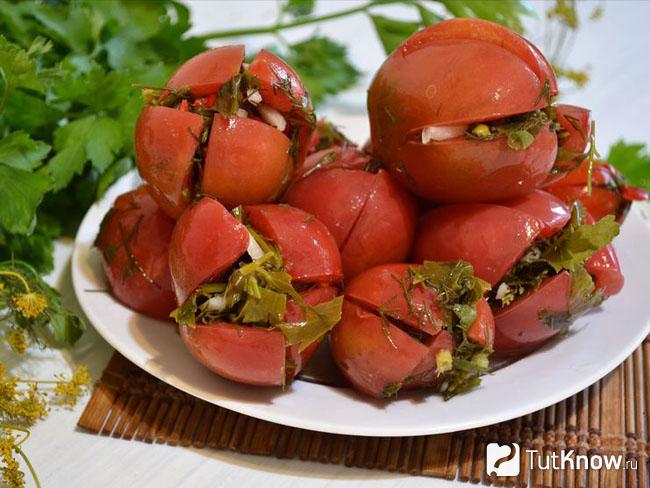 Малосольные помидоры, фаршированные чесноком