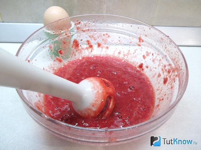 Клубника измельчена блендером