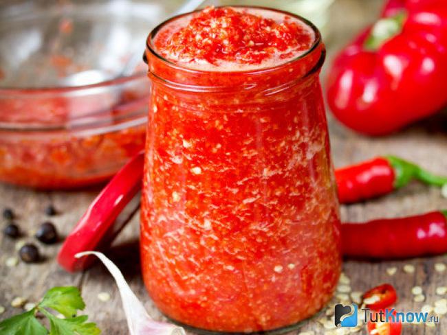 Аджика без варки с яблоками