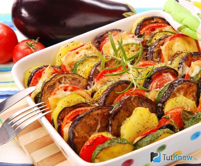Запеченные кабачки с помидорами и чесноком