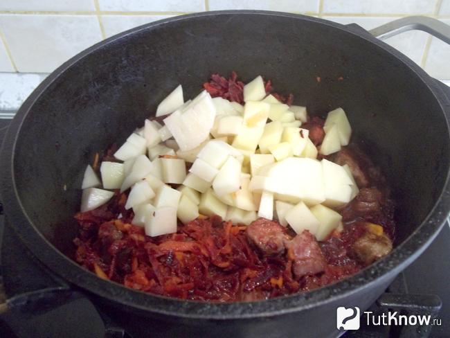 В кастрюлю добавлена нарезанный картофель