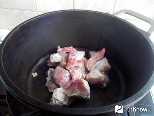 В кастрюле жарится мясо