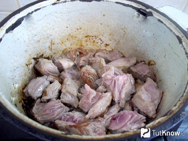 Мясо жарится до румяной корочки