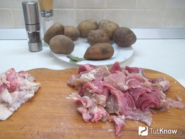 Мясо нарезано кусочками