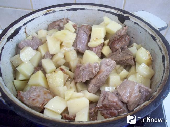 Картофель с мясом жарятся