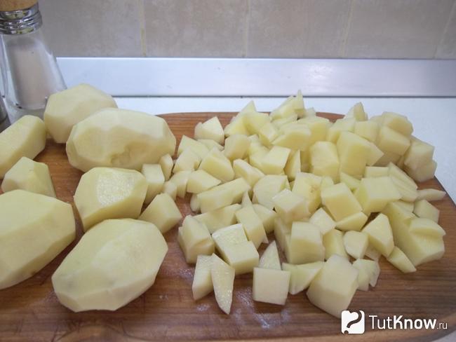 Картофель нарезан кубиками