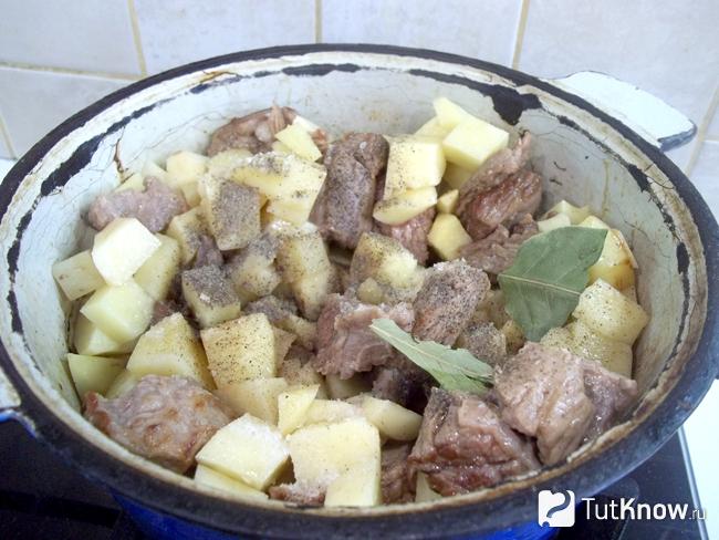 Картофель с мясом приправлен специями