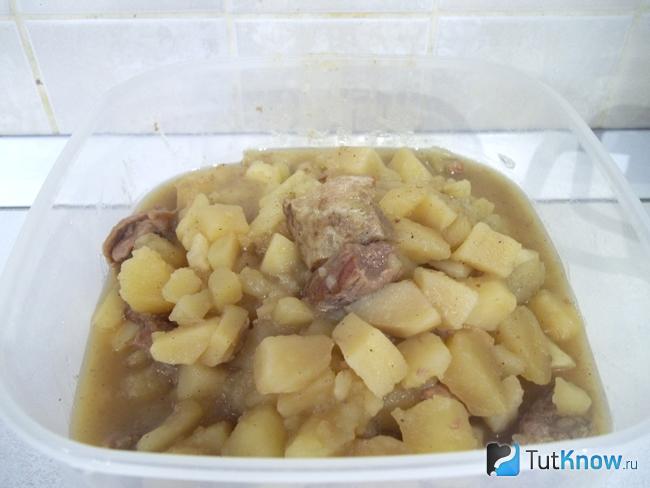 Готовая тушеная картошка со свининой в кастрюле