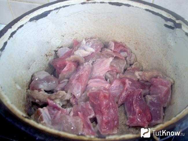 Мясо жарится в кастрюле