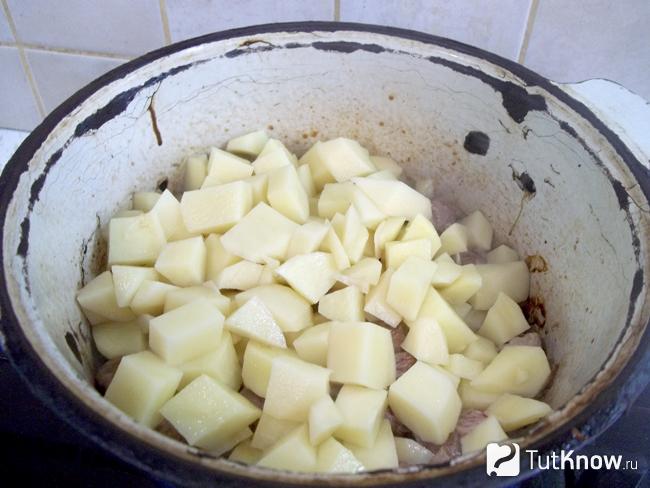 Картофель отправлен в кастрюлю к мясу