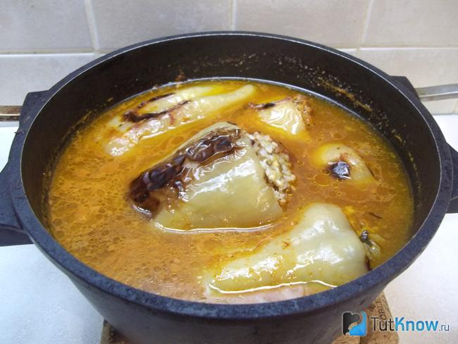 Готовый фаршированный перец курицей с рисом