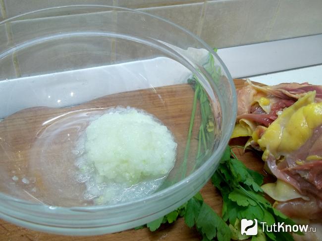 Репчатый лук перекручен через мясорубку