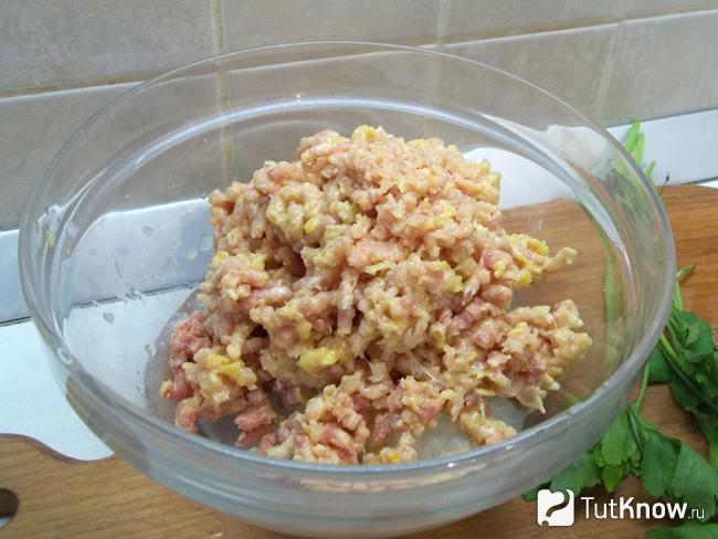 Куриное мясо перекручено через мясорубку