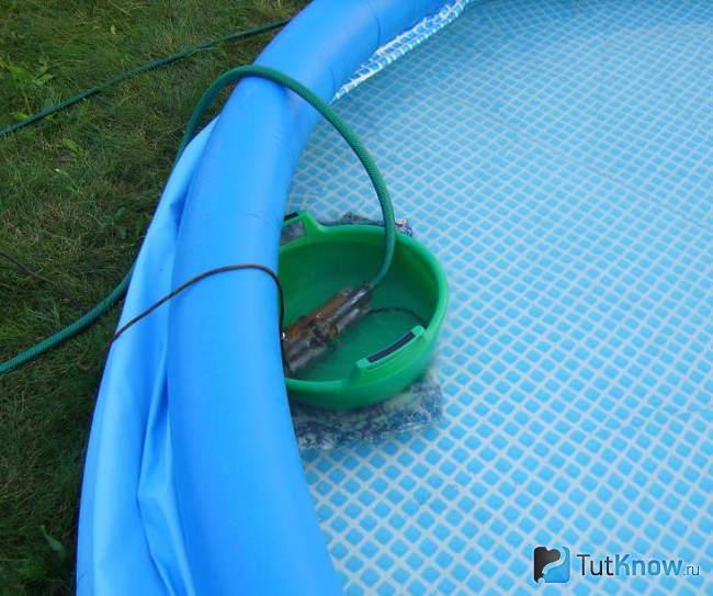 Слив воды из надувного бассейна