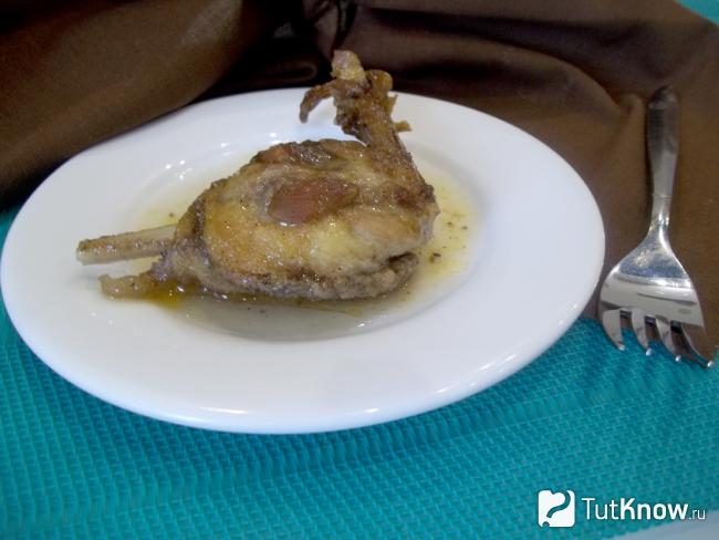 Готовая утка тушеная кусочками в собственном соку