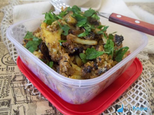 Готовая утка тушеная кусочками в собственном соку