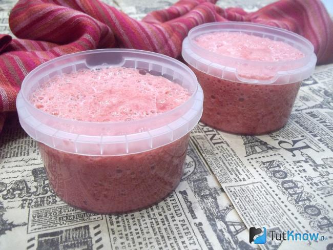 Готовое клубничное мороженое без сливок