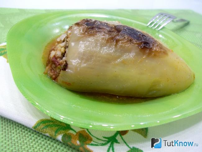 Готовый фаршированный перец курицей с рисом