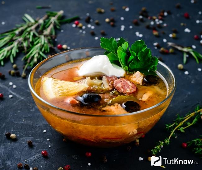 Простая солянка с колбасой