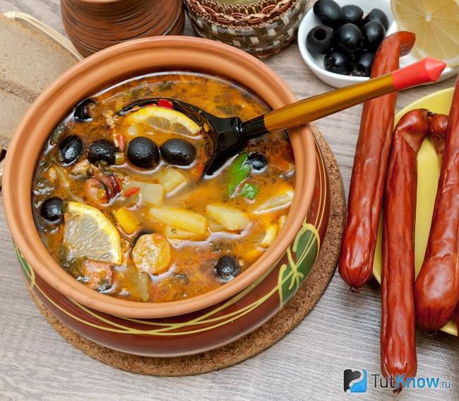 Солянка с охотничьими колбасками