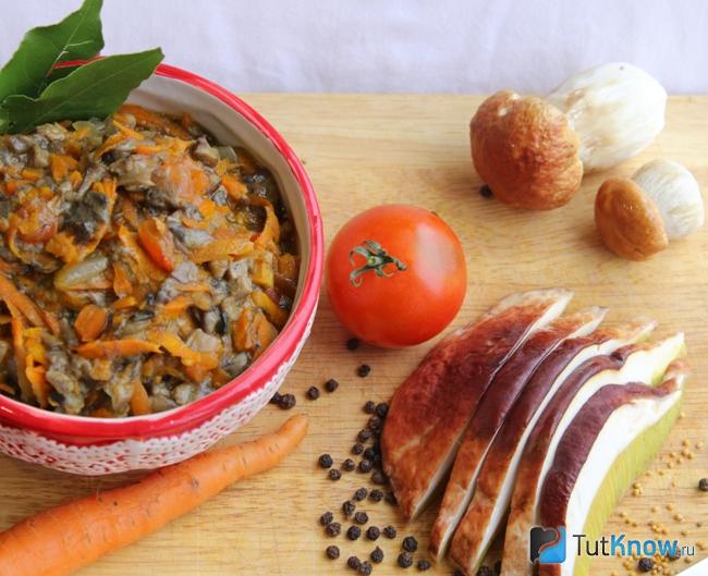 Икра из белых грибов с перцем и кабачками