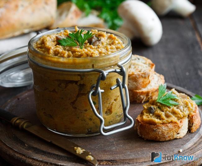 Грибная икра из шампиньонов с помидорами