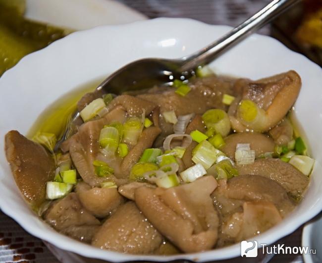 Маринованные маслята с зеленым луком и хреном