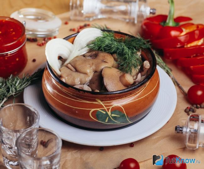 Маринованные маслята с цедрой лимона