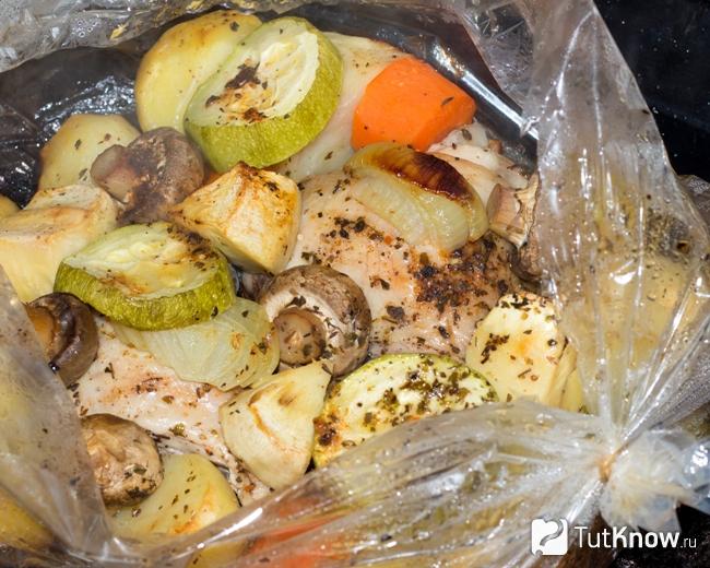 Запеченная картошка с грибами в рукаве