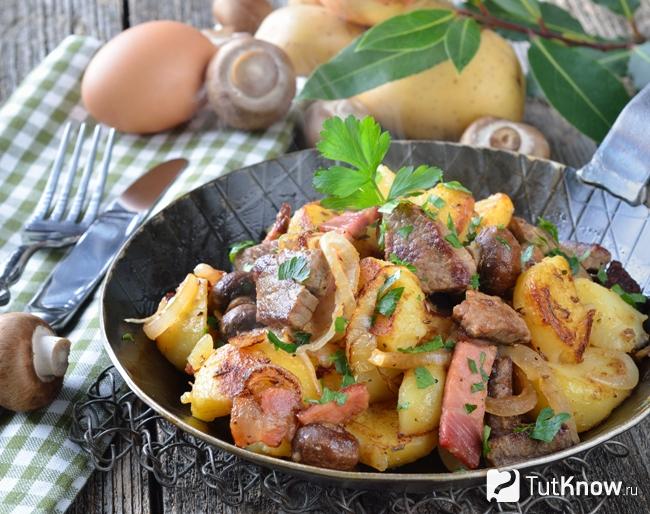 Жареная картошка с грибами и мясом