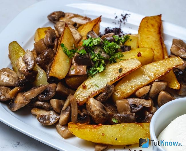 Картошка с шампиньонами и мясом в духовке