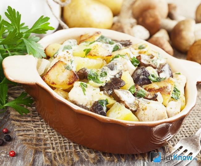 Тушеная в сметане картошка с грибами