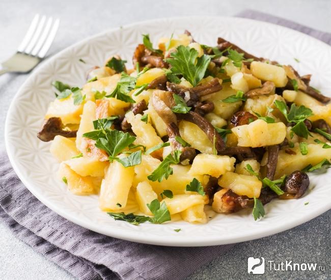 Жареный картофель с опятами