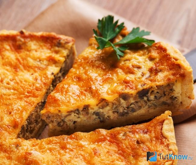 Пирог с опятами и сыром