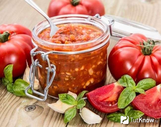 Жгучая аджика из перца с базиликом