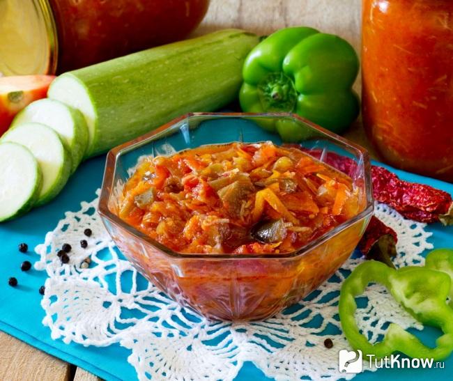 Разноцветная аджика из перца с кабачками