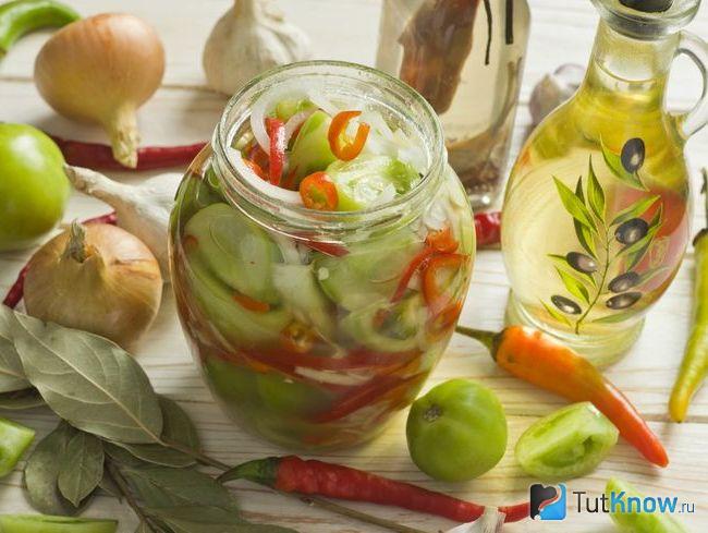 Салат из зеленых помидоров с чесноком и луком