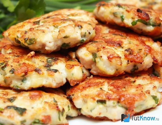 Куриные оладьи с сыром и грибами